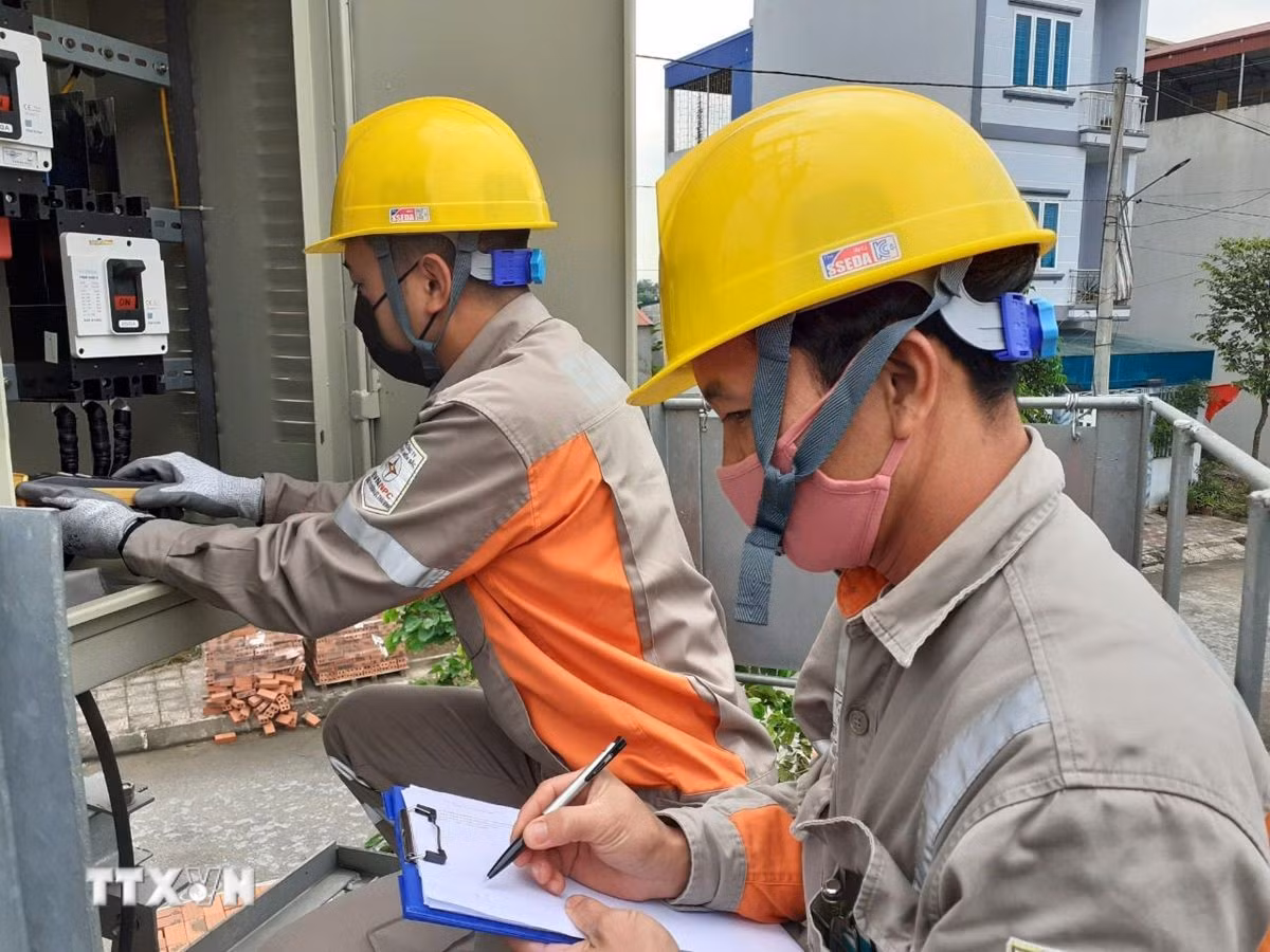 Doanh nghiệp hiện nay ưu tiên năng lực thực tế và tác phong công nghiệp hơn là bằng cấp thuần túy. (Ảnh minh họa: TTXVN phát)