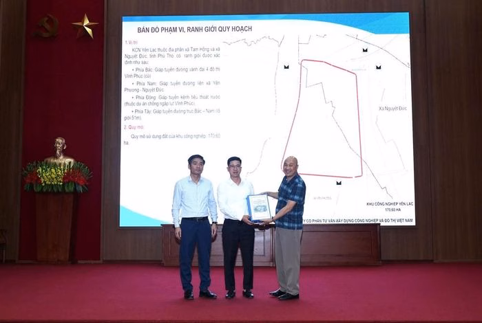 Đại diện Ban Quản lý các khu công nghiệp tỉnh Phú Thọ trao quyết định quy hoạch cho đại diện địa phương.