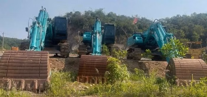Thiết bị, máy móc hàng tỷ đồng của doanh nghiệp phải phơi nắng mưa nhiều tháng liền do đình trệ sản xuất.