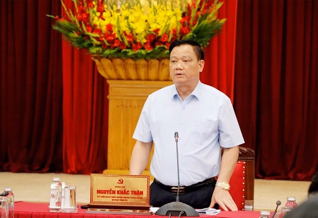 Bí thư Tỉnh ủy Nghệ An, ông Nguyễn Khắc Thận phát biểu tại cuộc họp điều hành tiến độ dự án.