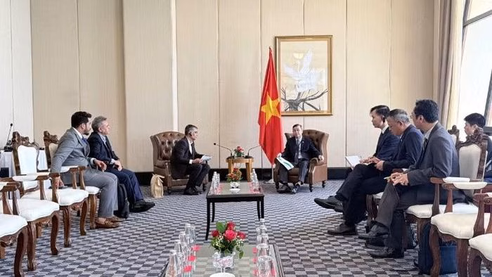 Bộ trưởng Ngô Văn Tuấn và ông Sunil D'Souza thảo luận về chiến lược mở rộng đầu tư của Tata tại Việt Nam.