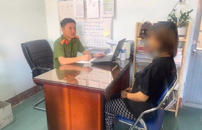 Công an xã Pơng Drang làm việc với thiếu nữ A. để làm rõ hành vi bỏ rơi trẻ sơ sinh.