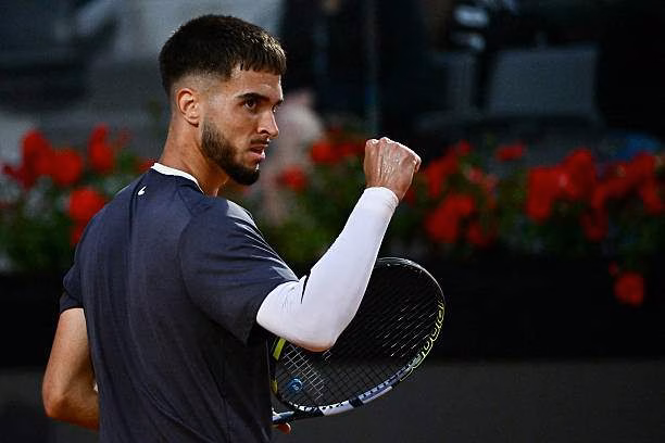 Dino Prizmic ăn mừng sau pha bóng ngược dòng trước Djokovic