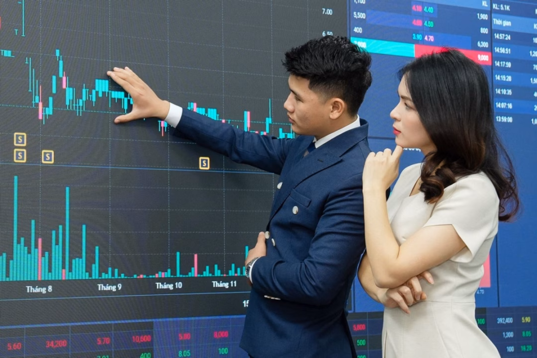 Dòng tiền đổ mạnh vào nhóm cổ phiếu chứng khoán, kéo VN-Index bứt phá lên vùng đỉnh 4 tháng và áp sát mốc 1.900 điểm