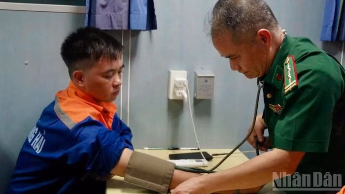 Quân y Biên phòng thăm khám sức khỏe cho thuyền viên bị nạn.