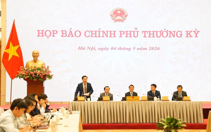 Thứ trưởng Bộ Y tế Lê Đức Luận chia sẻ lộ trình vận hành hai bệnh viện cơ sở 2 tại họp báo chiều 4-5. Ảnh: Đình Hiệp